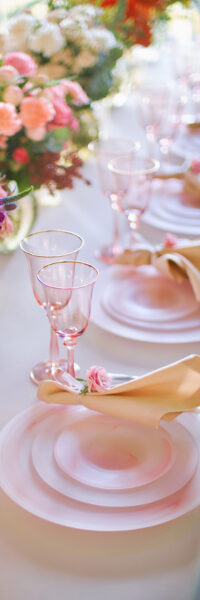 розовые тарелки