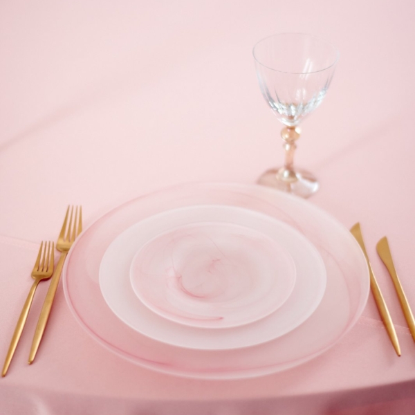 Розовые тарелки