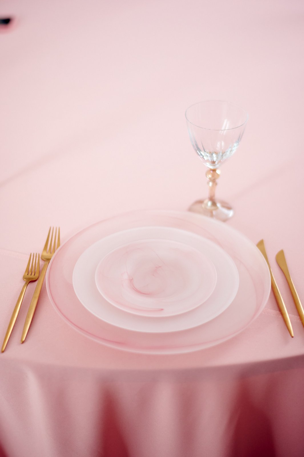 Розовые тарелки